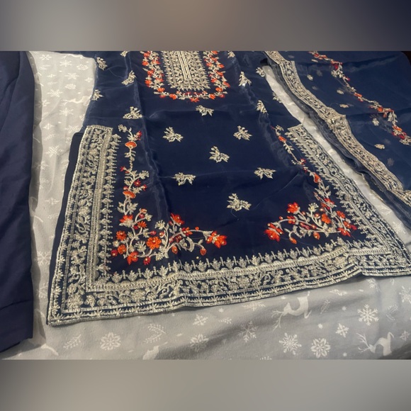 Pakistani 3 pieces organza dress with embroidery and stone work - Picture 9 of 11